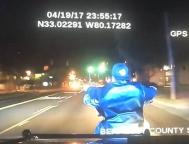 Βίντεο με τη θανατηφόρα κίνηση αστυνομικού να ρίξει κάτω μοτοσικλετιστή κατά τη διάρκεια καταδίωξης στις ΗΠΑ